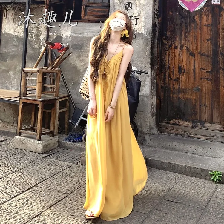 法式黄色吊带连衣裙子女夏季2025新款爆款小个子绝美度假露背长裙