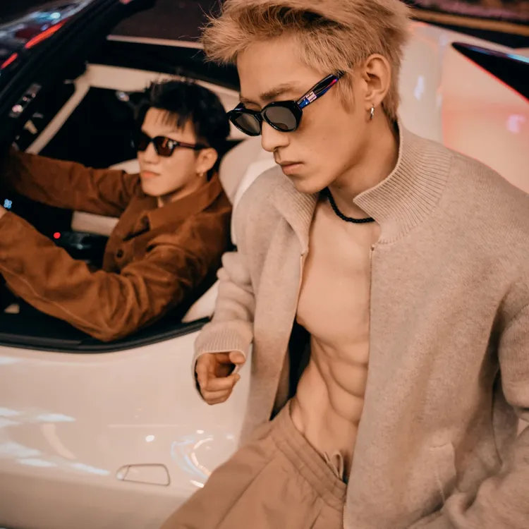 SEE ALSO『时装周限定』超精纺绵羊毛老钱新贵翻领立领拉链毛衣外套