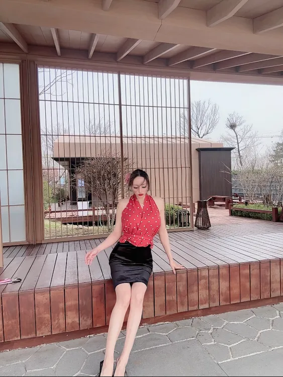 《法式风情》无弹红色波点系带上衣法式风wws011