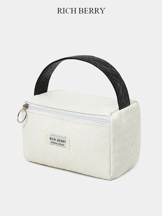 白色化妆包女款时尚户外休闲女士便携单肩肩包