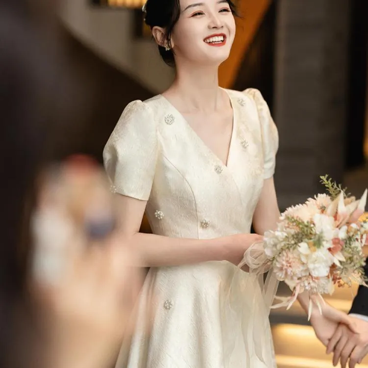 敬酒服新娘登记领证订婚礼服2025新款高级感香槟色优雅V领连衣裙