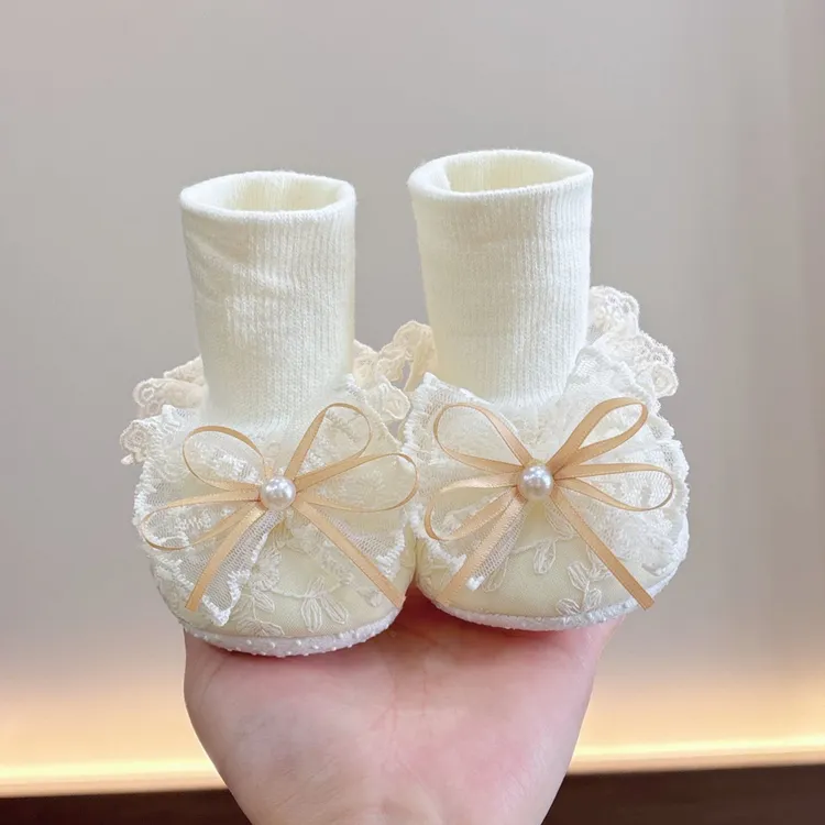 新生婴儿蕾丝花边防滑地板鞋韩版公主鞋女宝宝超萌百天软底步前鞋