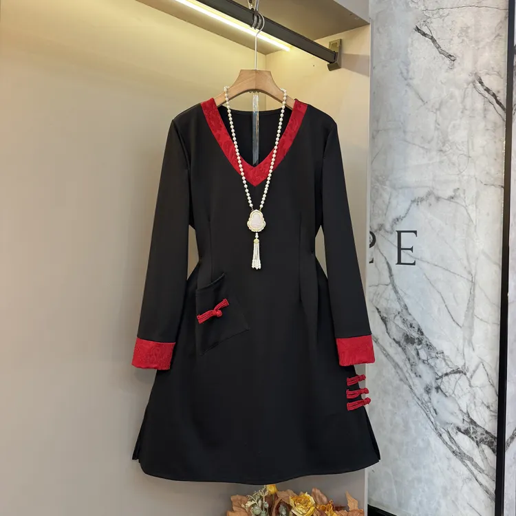 2025气质欧货时尚v领名媛新中式胖mm洋气设计感大码连衣裙1202