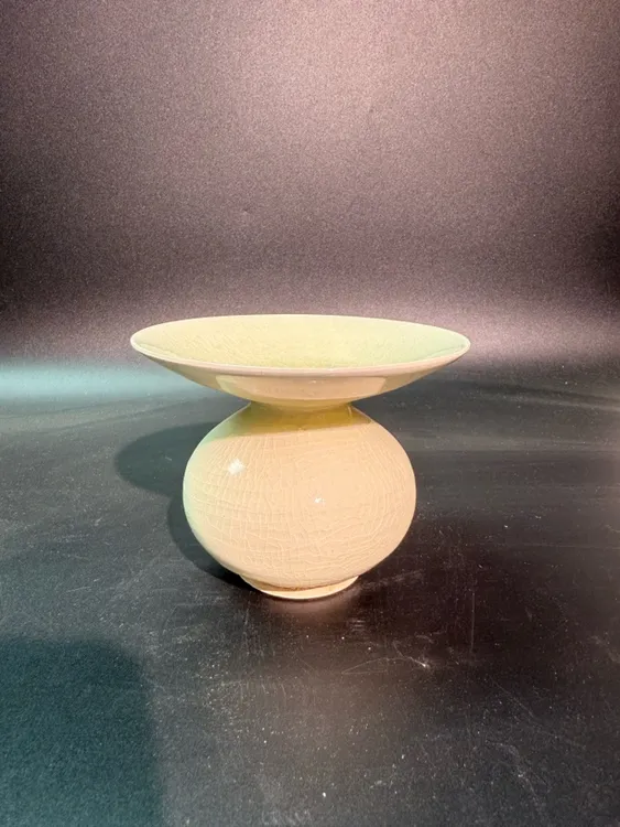 白色瓷器斗笠罐。