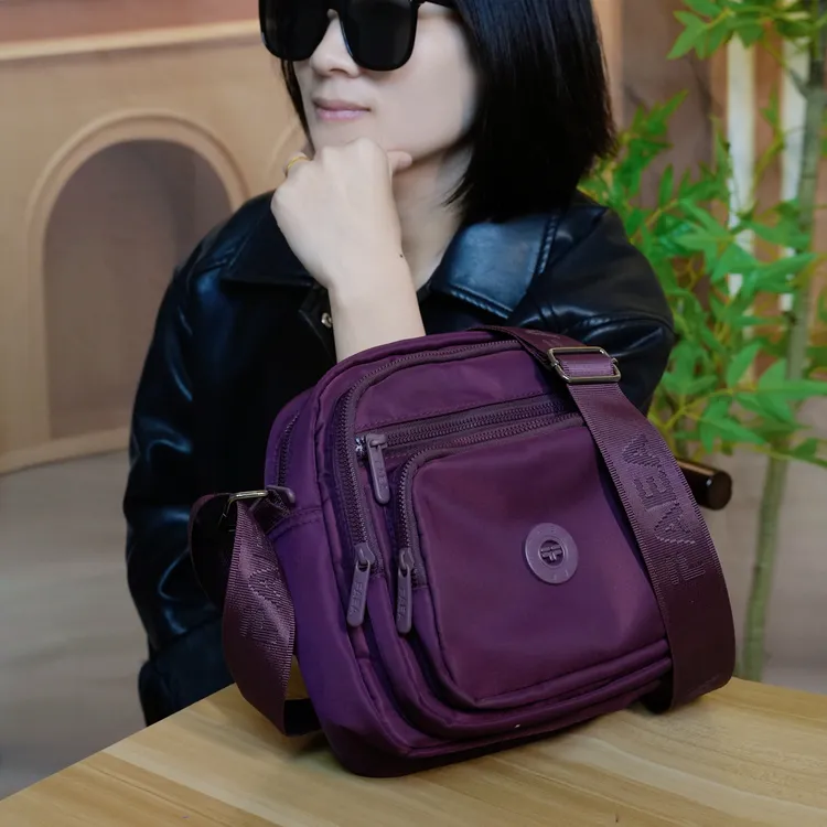 高级感秋冬2025新款时尚轻便休闲竖款单肩斜挎包多层男女同款布包