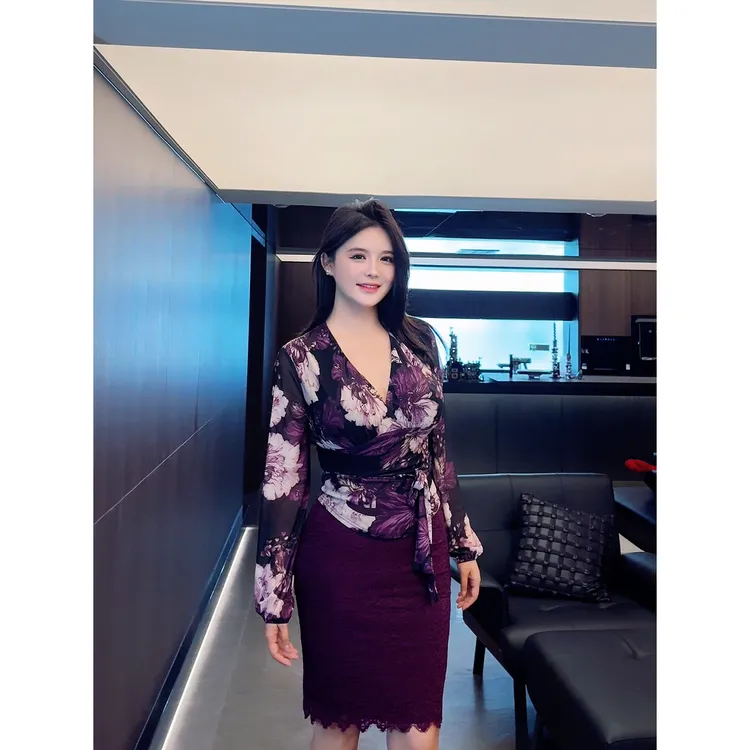 深紫花绽 复古优雅轻熟风名媛性感碎花绑带设计高弹v领上衣G284