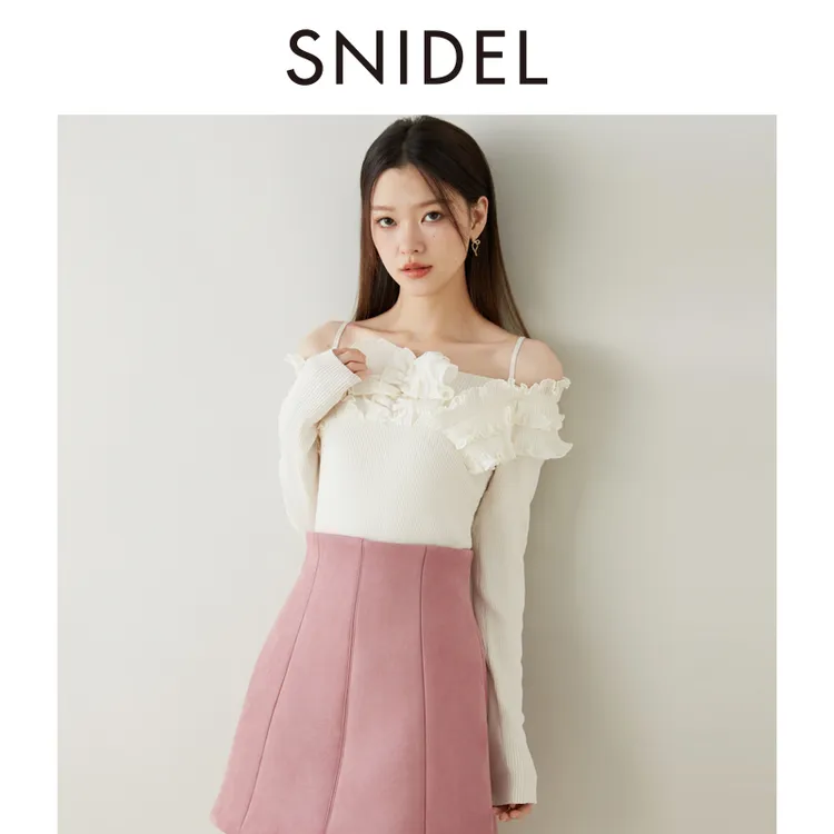 SNIDEL2025早秋新品甜美一字领露肩木耳边针织衫上衣SWNT251092