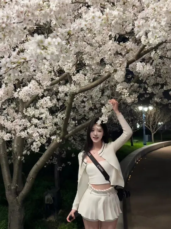 2025早春新款富家千金韩系气质针织小开衫上衣百搭白色半裙套装