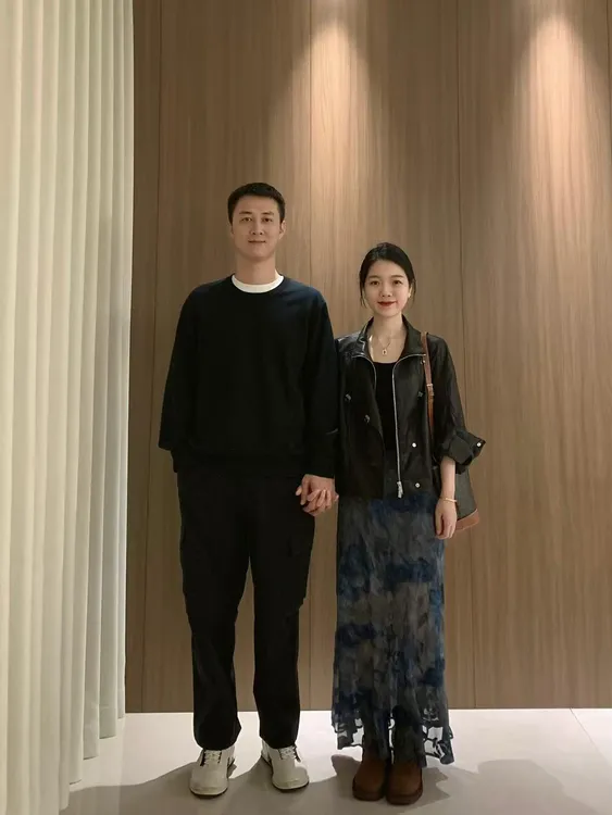 2025秋季新款黑色气质高级感皮衣外套女设计感宽松上衣百搭半身裙