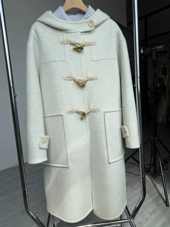 2025年新品连帽中长款牛角扣学院风大衣8030