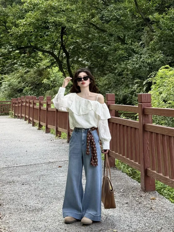 【白茶清欢】韩系小香风荷叶边斜肩长袖衬衫秋季路肩上衣牛仔裤套装