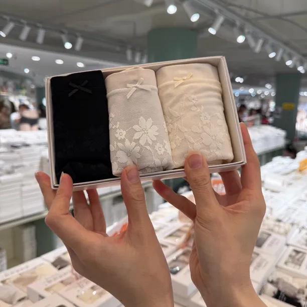 【3条装】71213海棠醉日中腰莫代尔蕾丝提花舒适大包臀女士内裤