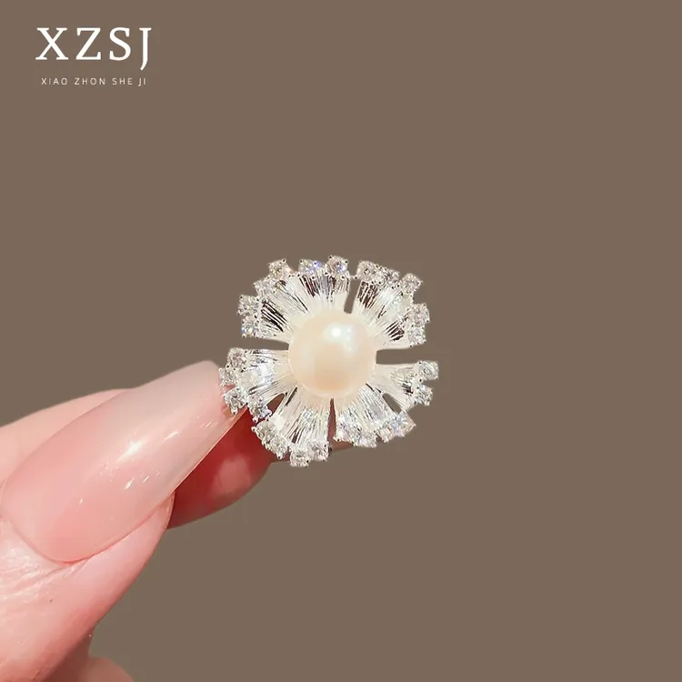 铜锆石胸针 珍珠银色花朵胸花防走光扣轻奢时尚别针高档西服配饰