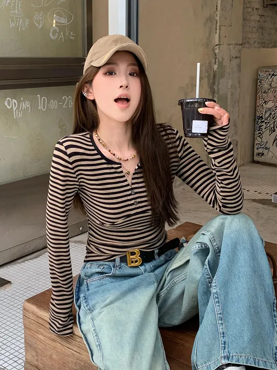 早秋新款撞色条纹打底衫女2025年V领纽扣拼接正肩修身内搭上衣