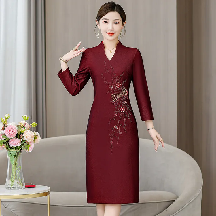 酒红色婚宴会礼服连衣裙妈妈装秋装中长款修身气质喜婆婆高贵裙子