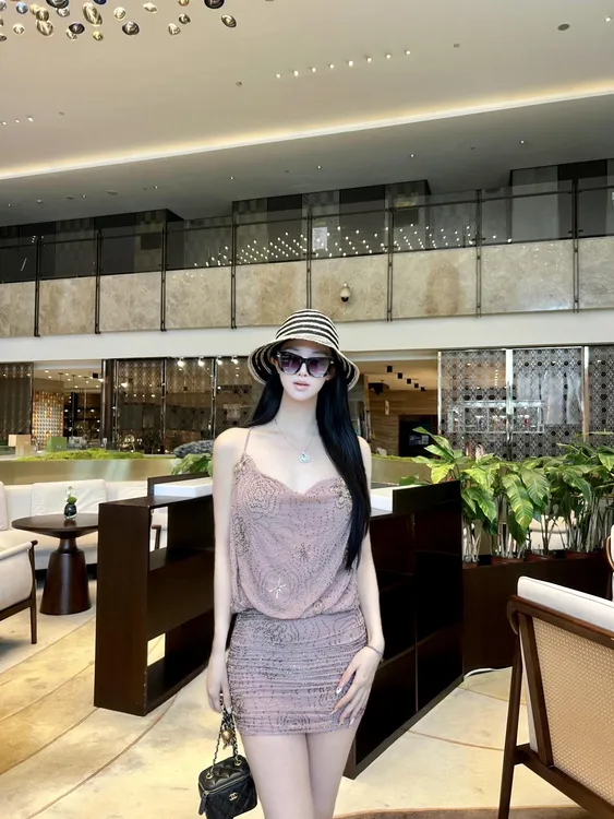 重工精致亮片钉珠气质挂脖荡领无袖连衣裙女性感露背褶皱包臀短裙