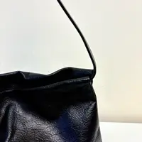58237 黑色银标s码，爆裂纹牛皮单肩包，尺寸：35×30cm