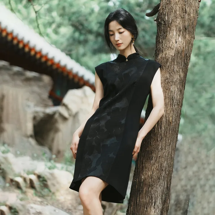 EP雅莹2025早秋新款女装 黑色重工刺绣小立领无袖连衣裙4110A