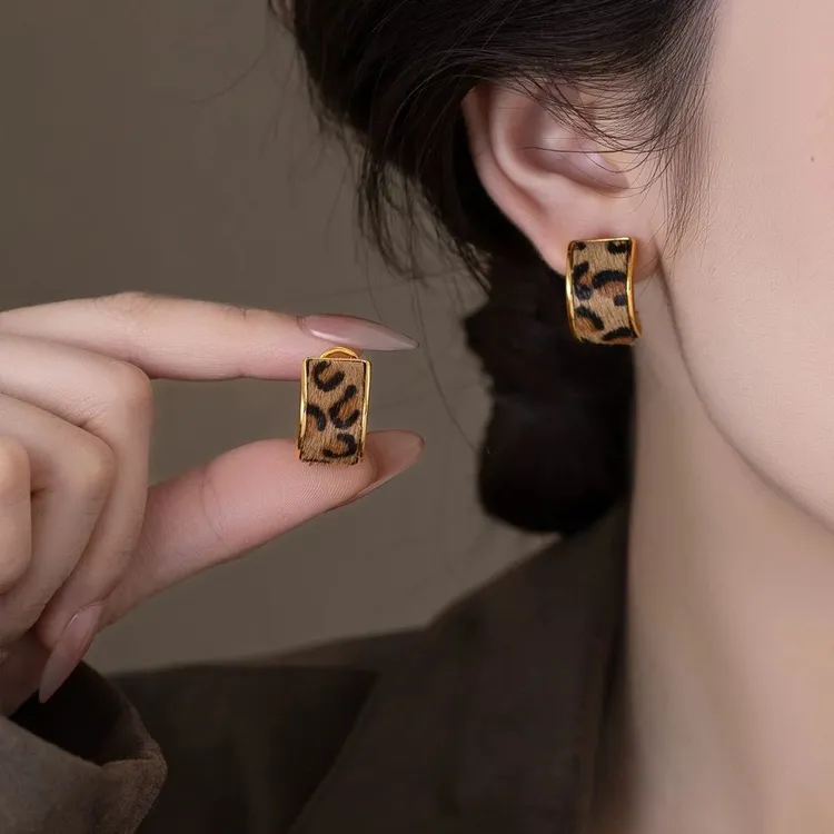轻奢高级感豹纹C圈耳钉女新款爆款小众独特显脸小耳环气质耳饰品