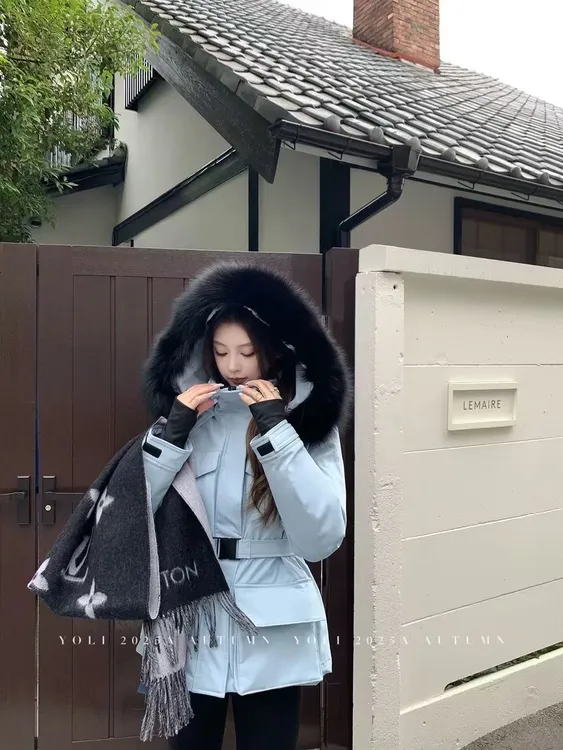 YOLI 张宥利 蓝色仿狐狸毛领防水连帽羽绒棉服女冬显瘦保暖厚外套