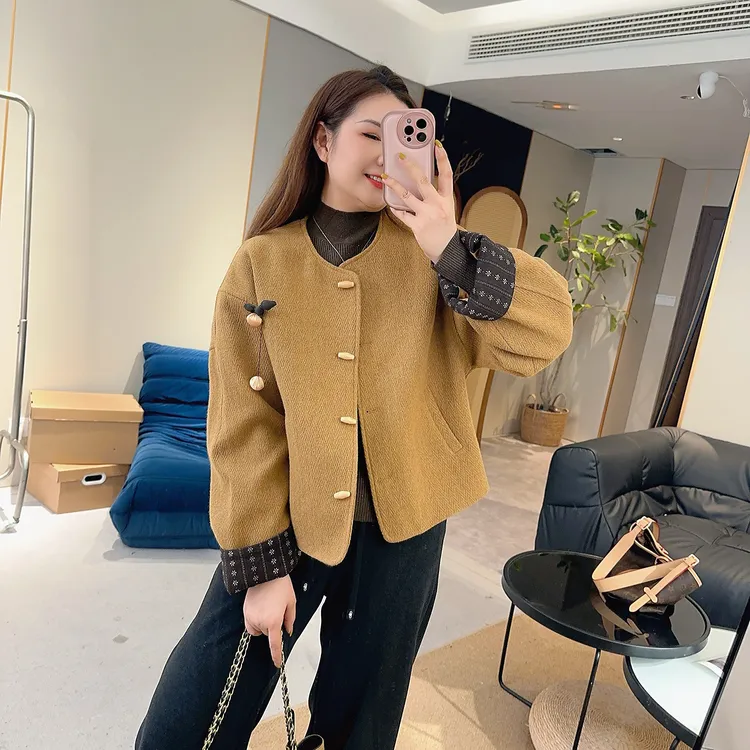 【欧加粒粒】秋冬新款樱桃胸针小香风牛角扣外套 ML25092402