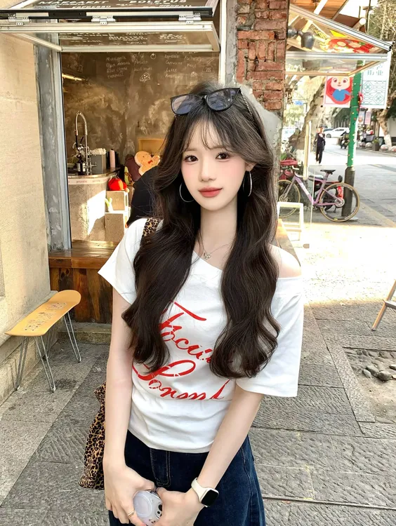 白色斜肩露肩显瘦短袖t恤女夏季个性修身印花百搭设计感辣妹上衣