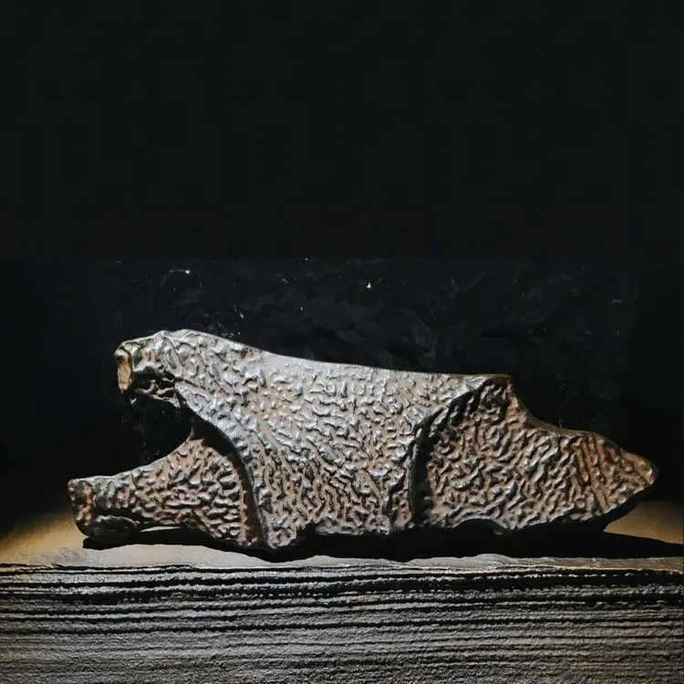 新疆天然青铜纹理泥-虎符造型，尺寸21*8*1.5cm。