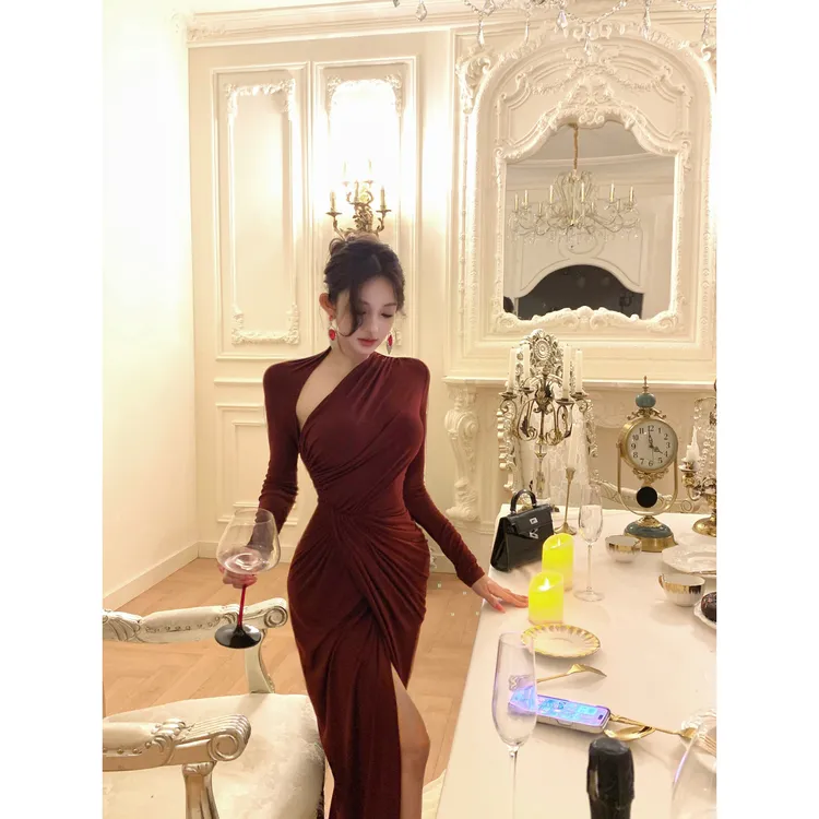 超火 斜肩褶皱长裙女设计感收腰修身包臀连衣裙