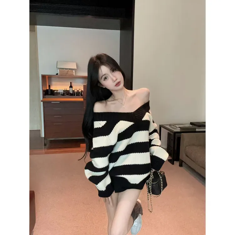 韩版黑白撞色条纹V领针织衫女秋季设计感可二穿慵懒宽松长袖毛衣