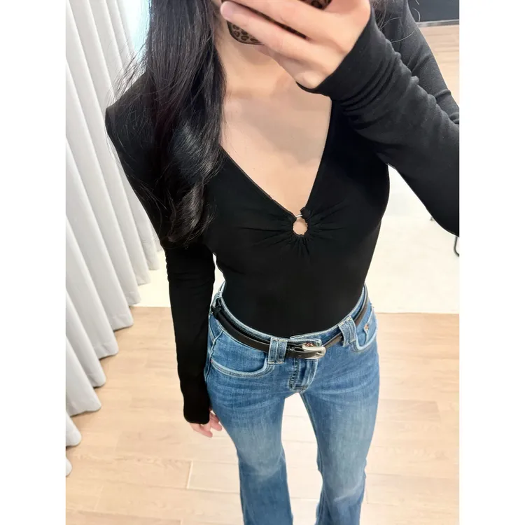 【木木专属】性感V领金属环镂空长袖T恤女修身打底衫2025春季新款