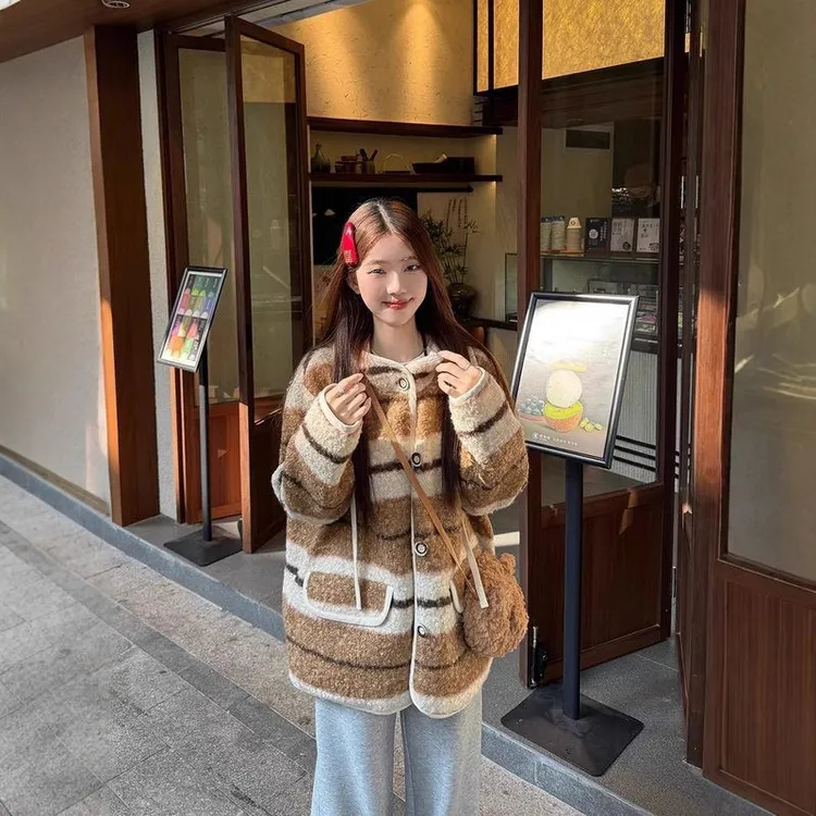 韩系松弛感复古条纹毛毛外套女秋冬新款连帽百搭显瘦毛呢夹克上