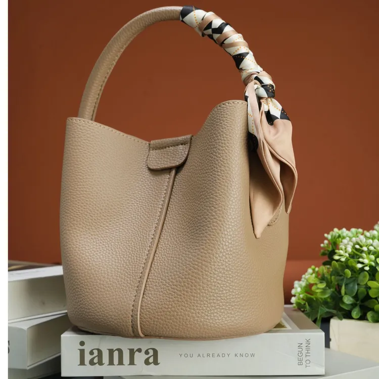 超纤合成革小众水桶包大容量斜挎包新款大气女包时尚手提单肩包