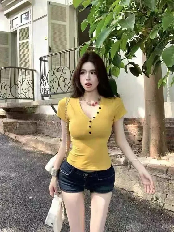 2025夏季气质纯欲纽扣设计感V领修身显瘦百搭简约款正肩短袖T恤女