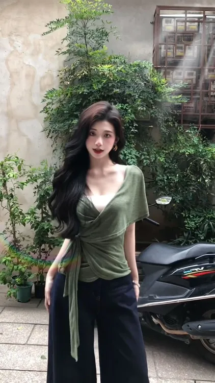 辣妹性感V领交叉绑带短袖T恤女夏季设计感收腰显瘦上衣阔腿长裤子