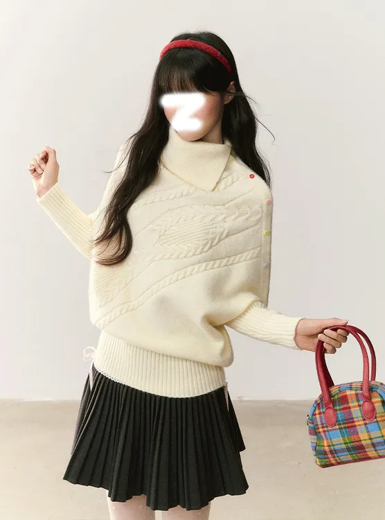 白色绞花宽松上衣女秋冬2025新款收口下摆不对称翻领彩扣斗篷毛衣