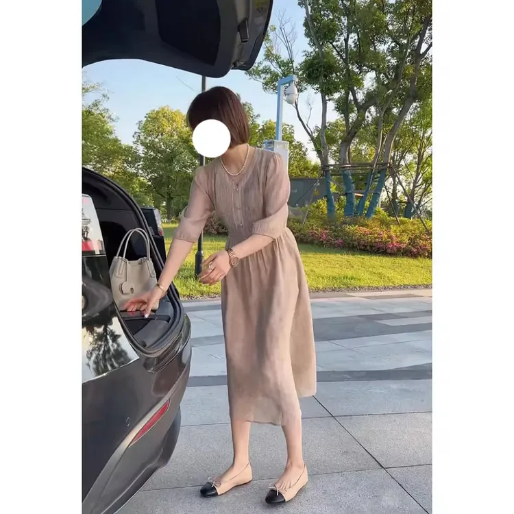 高冷御姐风超好看法式v领褶皱设计奶茶色连衣裙子女夏季2025新款
