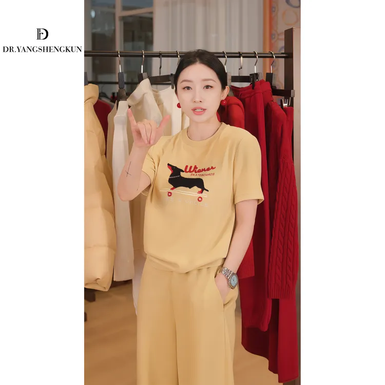 杨圣坤2025冬季新品女士钉珠狗狗刺绣百搭加绒短袖T恤SQ25120708