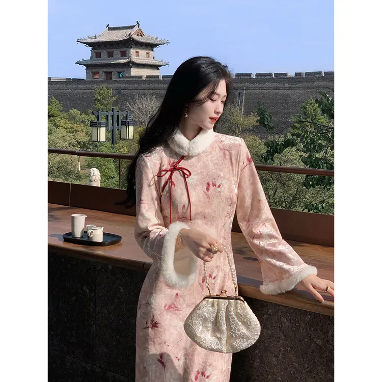 凌茜恣禾【绯烟】新中式粉竹叶印花秋冬加厚丝绒连衣裙女改良旗袍裙
