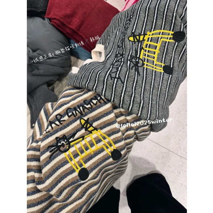 晶咕【猫咪派！】趣味字母小猫刺绣圆领宽松条纹上衣