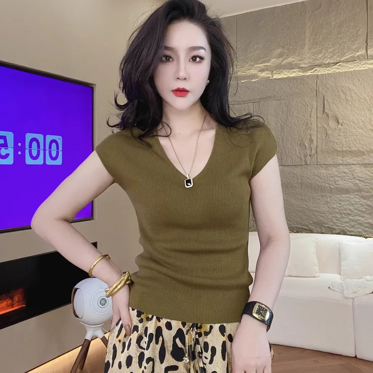 2025新款冰丝薄款T恤针织衫女夏季V领修身洋气减龄短袖打底衫上衣