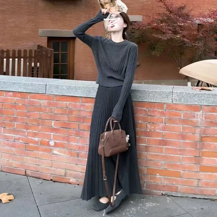 秋装女款爆款2025新款法式高级感灰色针织连衣裙气质显瘦长裙套装