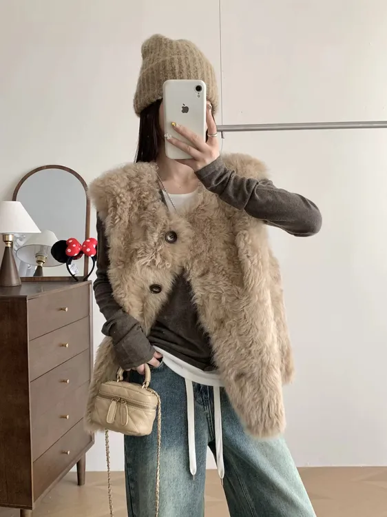 2025新款今年流行爆款仿羊羔毛马甲女短款皮毛一体欧尼毛毛外套潮