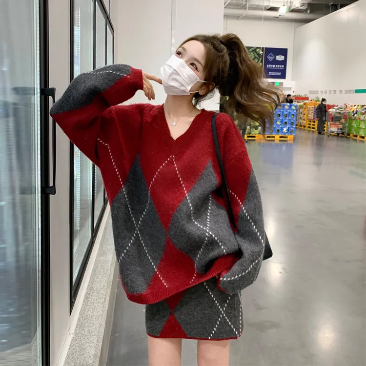 氛围感新年红色拼接针织套装裙2025春秋新款慵懒风V领短裙两件套