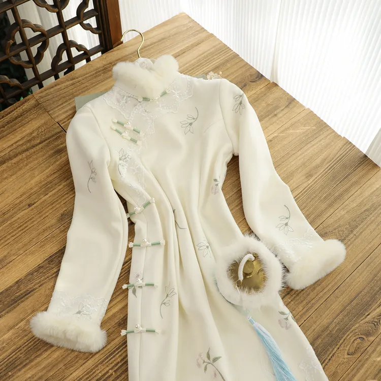 俏娘鱼米白绣花新中式旗袍女2025冬新款保暖毛绒领日常可穿年轻款