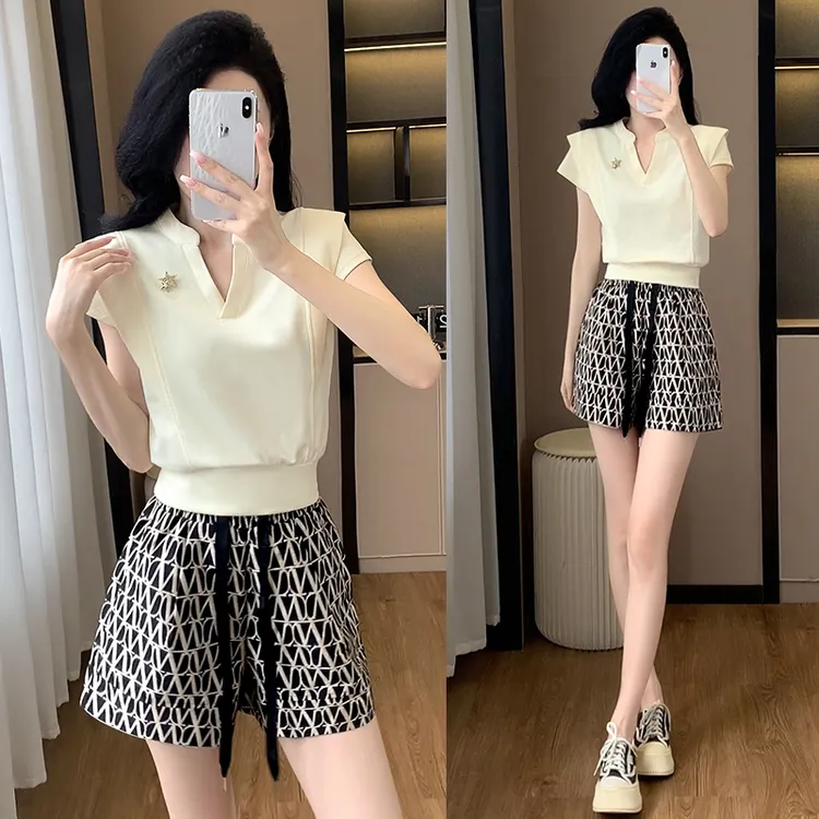 2025夏爆款休闲套装女时尚显瘦气质设计感网红款上衣短裤两件套