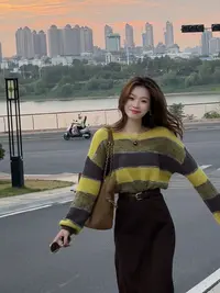 Barbie Siyu【牛乳卷】6518秋季新款时尚百搭宽松圆领拼色条纹毛衣