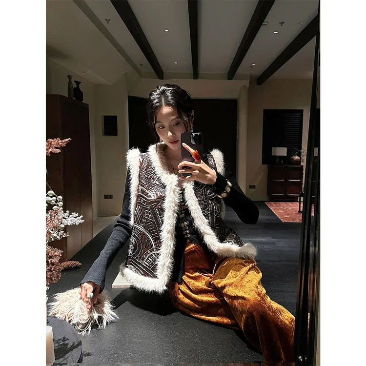 三吉黑花【月见】2025新款重工刺绣民族风环保毛毛马甲女时髦洋气