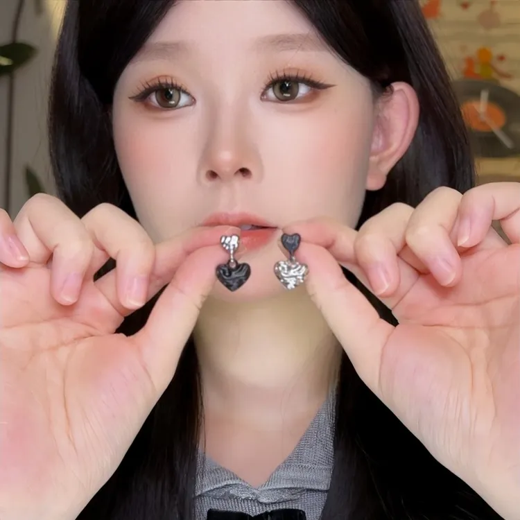 合金耳饰 黑色爱心耳环新款爆款轻奢高级感气质耳钉女独特绝美耳