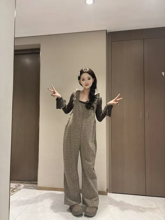 孕妇套装春季新款网红孕妇针织打底+碎花背带裤时尚两件套套装