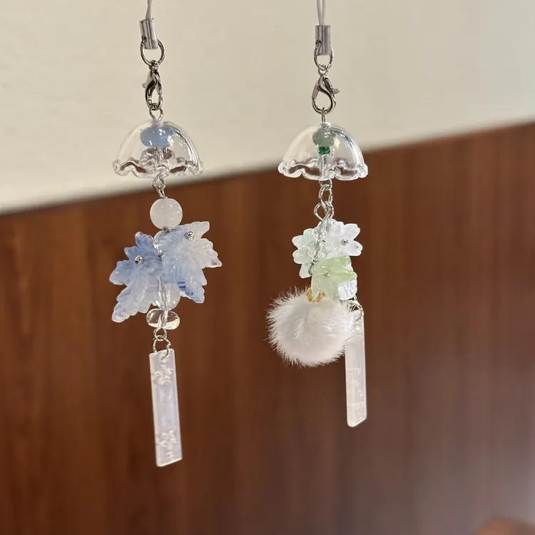 新款冰雪枫叶风铃挂件甜美高颜值手机绳挂饰创意少女钥匙扣礼物商品图